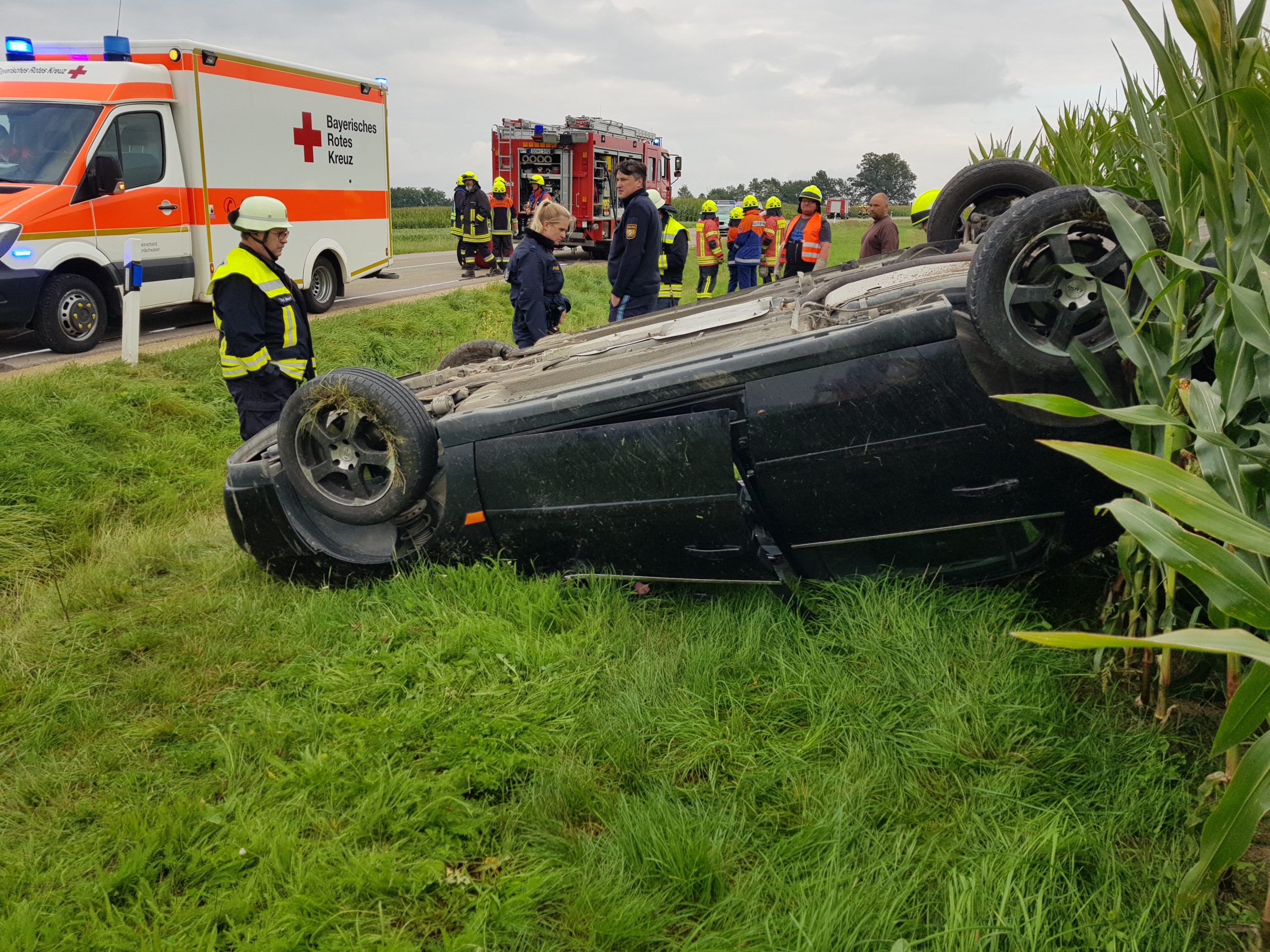 Von der Straße abgekommen und hat sich mehrmals überschlagen