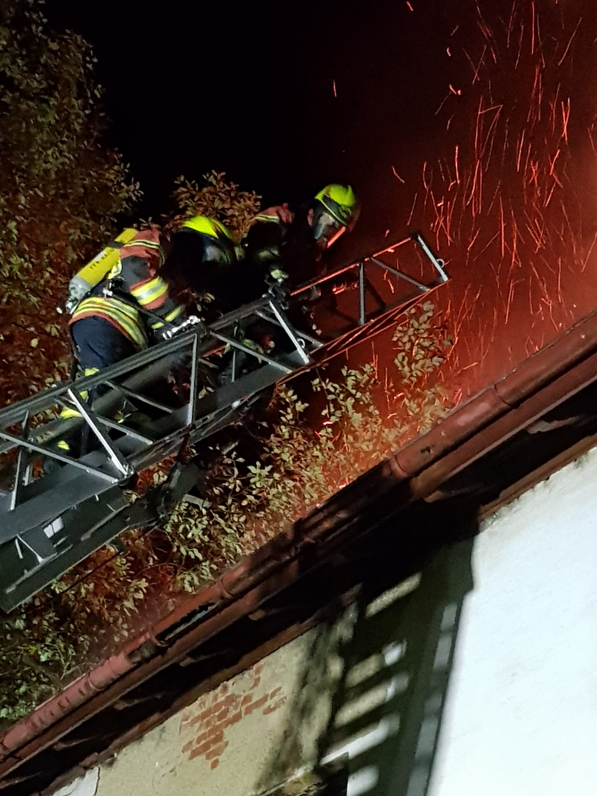 „Blockhaus 2“ an der Bahnstrecke Donauwörth – Treuchtlingen hat gebrannt