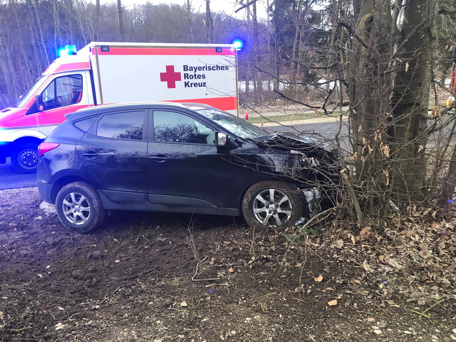 PKW fährt frontal in einen Baum