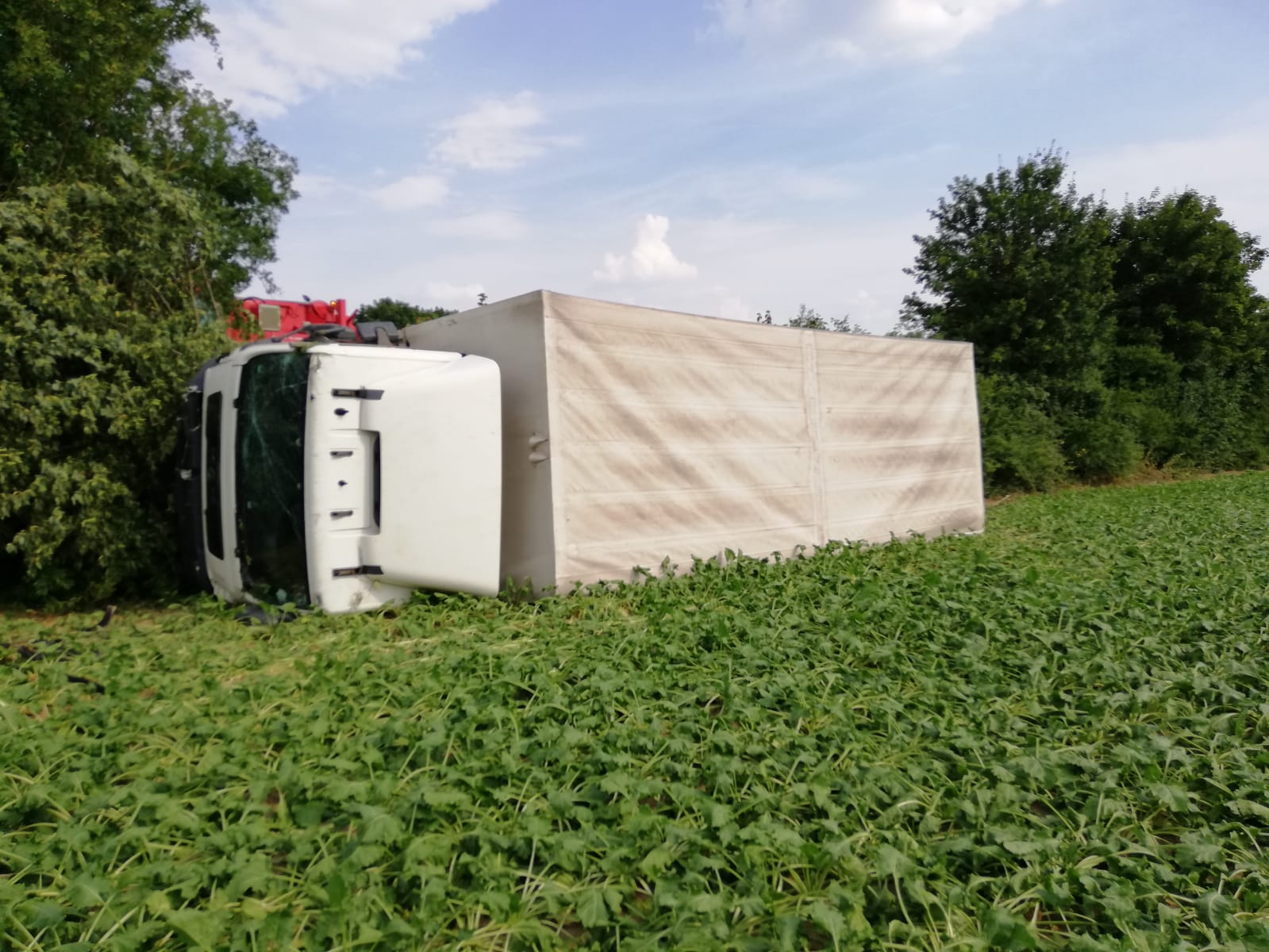 Lastwagenfahrer spektakulär verunglückt