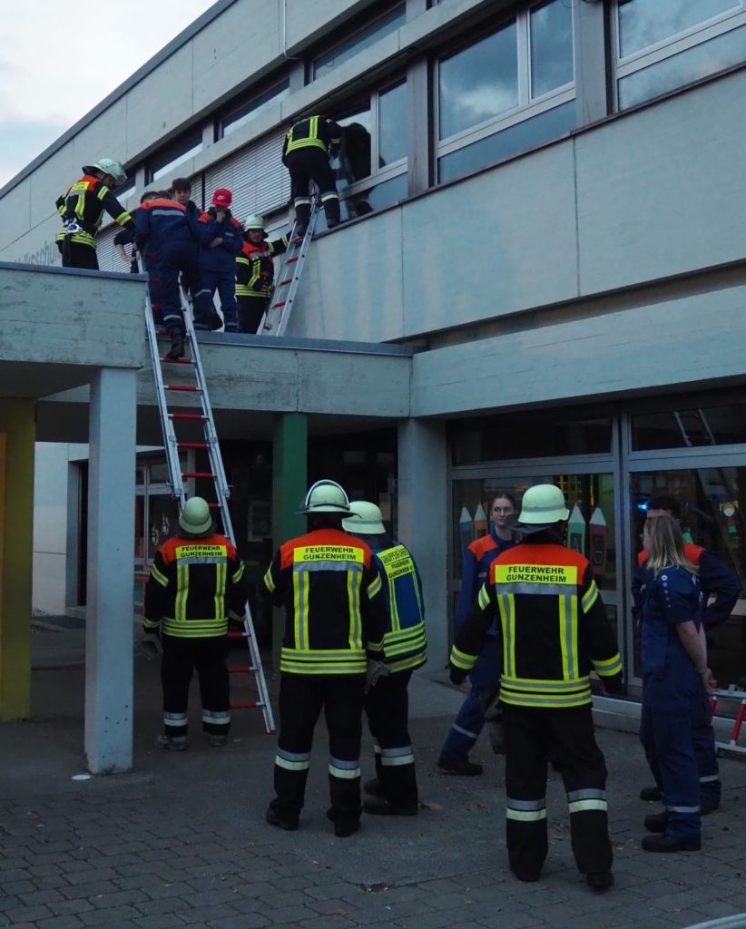 Die Menschenrettung über Steckleitern über die Arkaden Fotograf: Martin Zinsmeister, UG-ÖEL Donau-Ries