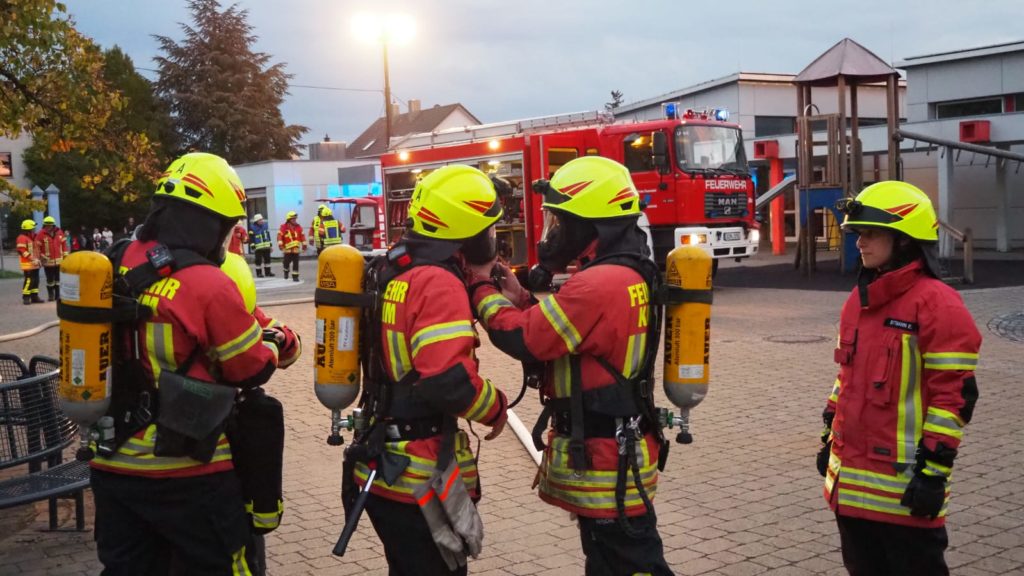 Einsatzkräfte der FF Kaisheim unter schwerem Atemschutz Fotograf: Martin Zinsmeister, UG-ÖEL Donau-Ries